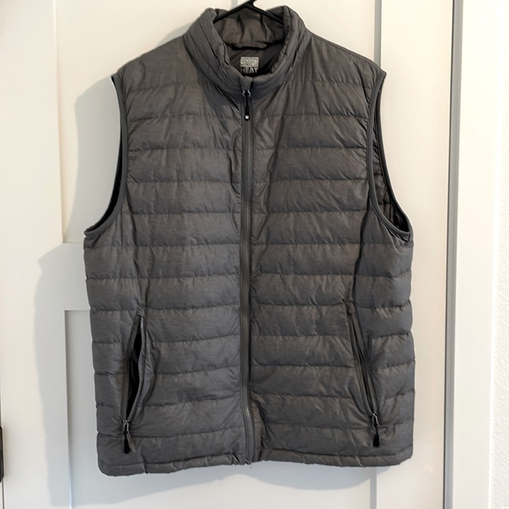 32 Degrees heat Men’s medium gray puffer vest, packable travel bag, lightweight